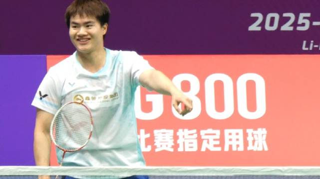 对裁判判定界外的疑惑小猪