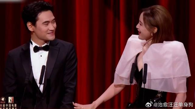 真夫妻就是甜！袁弘对张歆艺下意识称呼，两人眼神拉丝丨金鸡奖