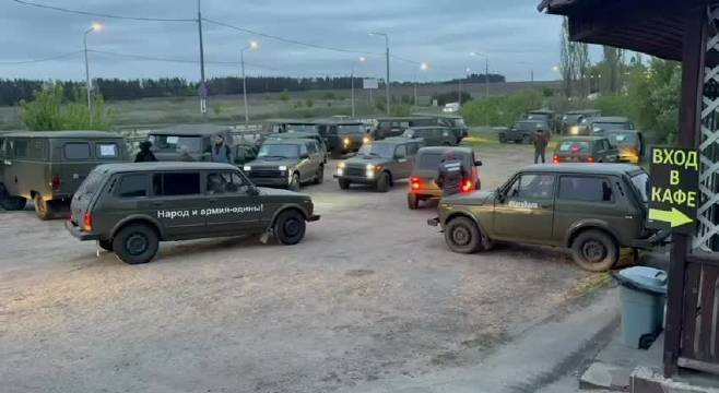 新一批越野车被送往特别军事行动区前线的俄军手中