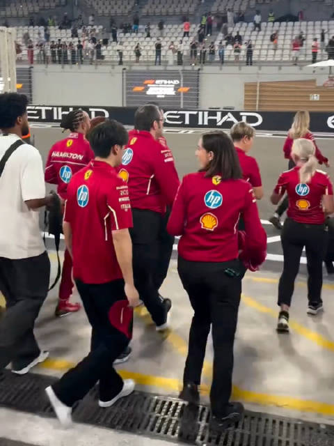 又看到了小周~是一段法拉利F1车队在周四晚拍摄集体照的花絮视频