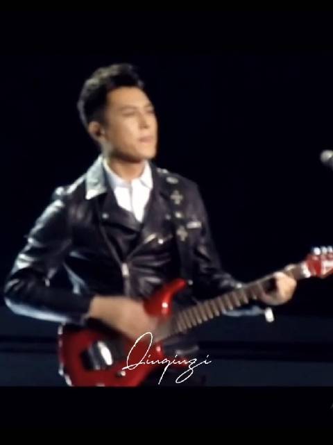 靳东复古造型引热议，大背头皮大衣再现经典