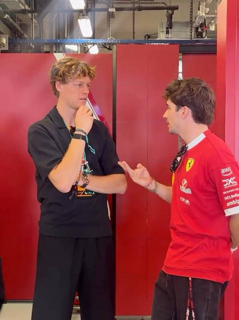 辛纳与勒克莱尔阿布扎比叙乡情，意大利手势引热议