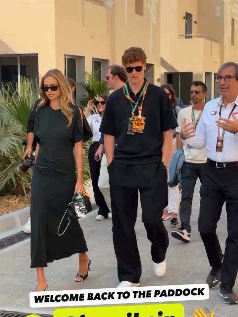 辛纳和女友亮相阿布扎比大奖赛，大佬既视感