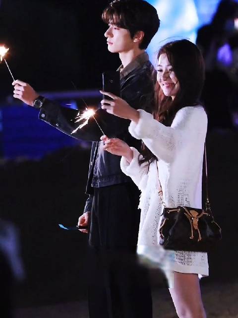 卢昱晓林一烟花下甜蜜互动