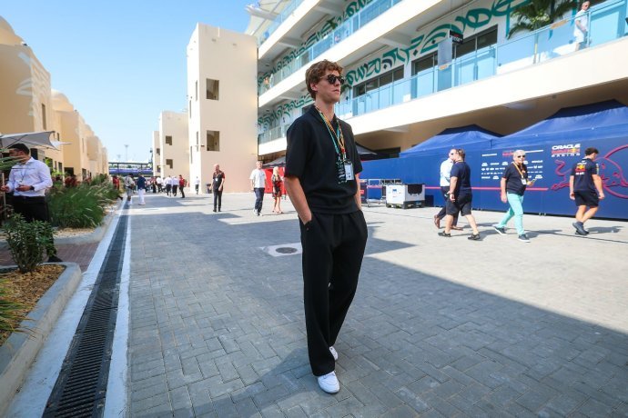 F1年度收官战将于今晚进行，辛纳今日亮相围场，他将在现场观赛