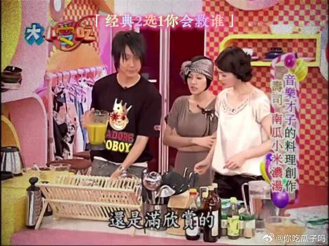 大S:如果我和你老公掉到海里你会救谁? 小S:孩子需要爸爸啦