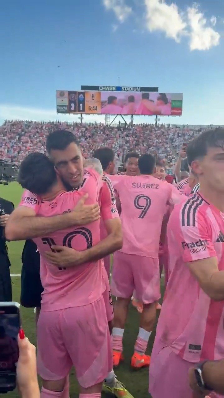 迈阿密国际夺冠，梅西和老队友小马哥布斯克茨阿尔巴拥抱庆祝