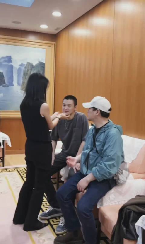 朱丹周一围街头牵手漫步，平淡日常诠释珍贵浪漫