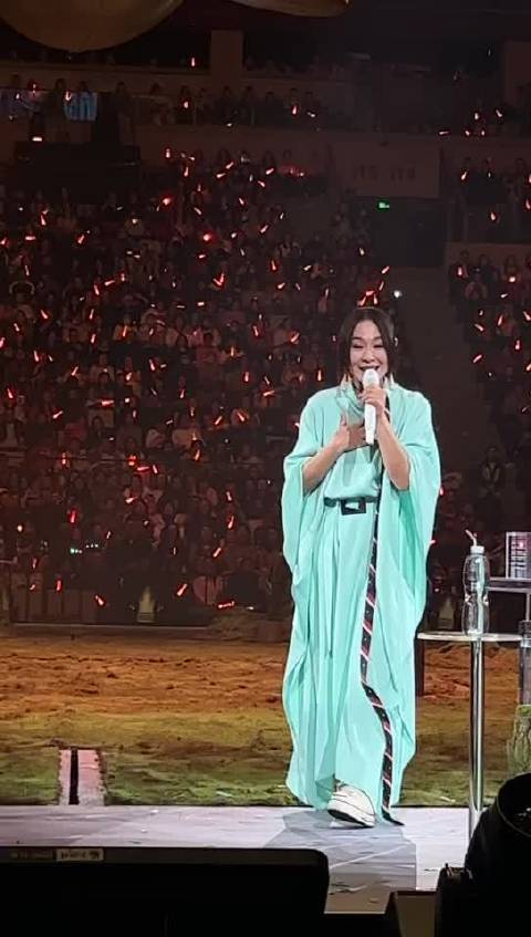 刘若英成都演唱会舞台现状况，鲸鱼道具未按计划游走