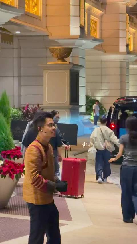 章若楠深夜飞返工作，活力满满向粉丝打招呼