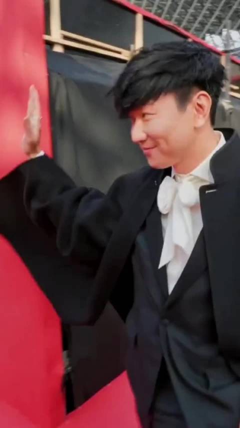 林俊杰亮相AAA，被要求疯狂比心