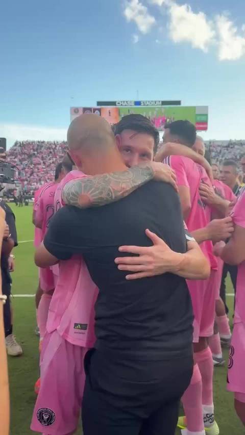 梅西赛后和小马哥布斯克茨阿尔巴