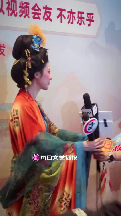 赵昭仪话筒掉落一秒切换营业状态