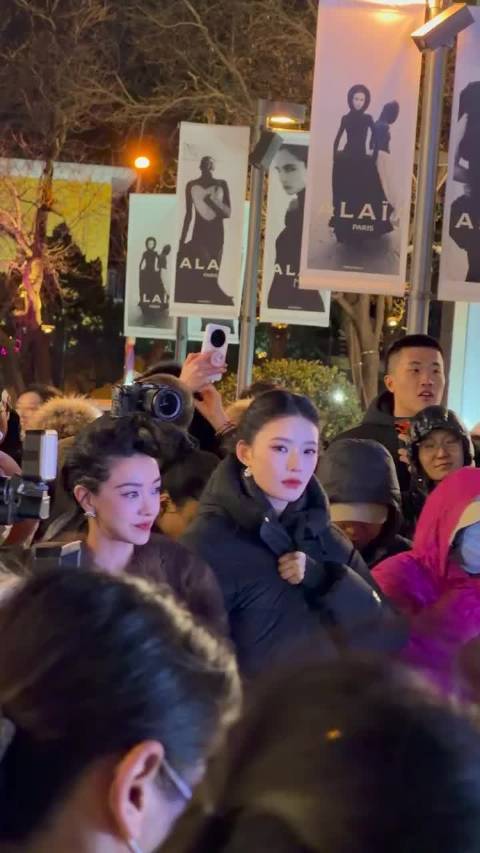 郭采洁林允三里屯同框，两人冻得直哆嗦