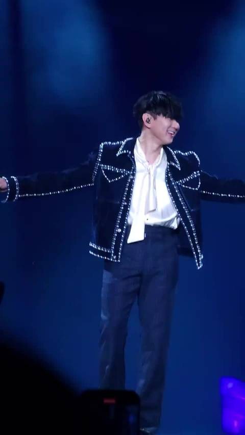 林俊杰演唱会献唱《那些你很冒险的梦》，动人歌声引共鸣