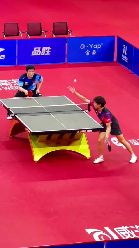 林高远的球打的很灵巧，落点线路很刁钻，樊振东的球很厚实