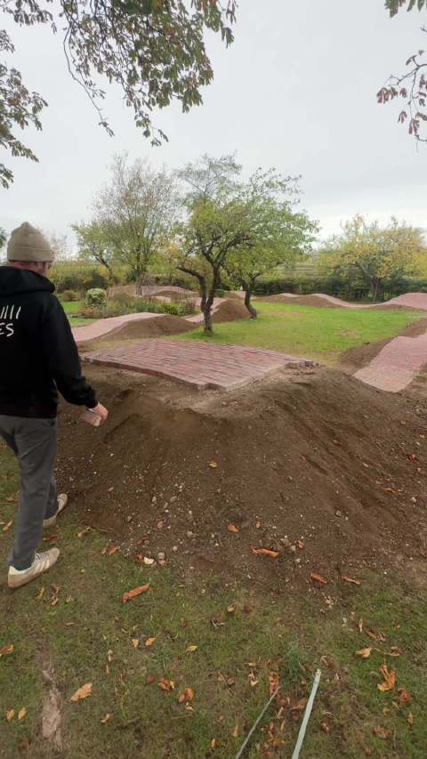 外国小哥后院自建越野车道供父子骑行