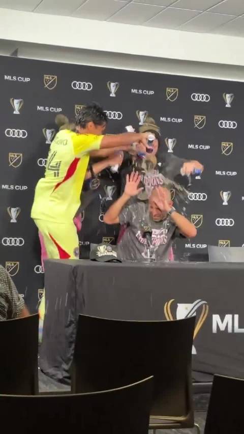 小马哥在赛后发布会上也没逃过一波冠军啤酒浴