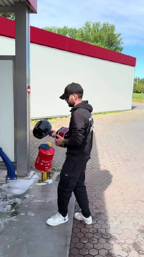 第一次见到这么奇怪的洗车方式，后坐力挺大呀