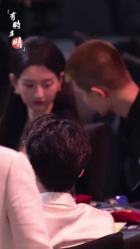 任嘉伦尖叫之夜内场这是直接聊嗨了？