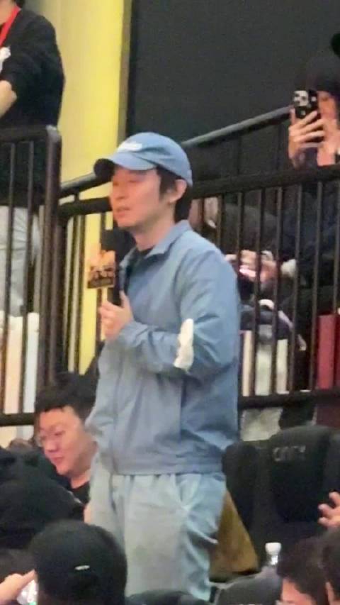 董子健亮相《得闲谨制》首映礼，幽默提问为何未参演