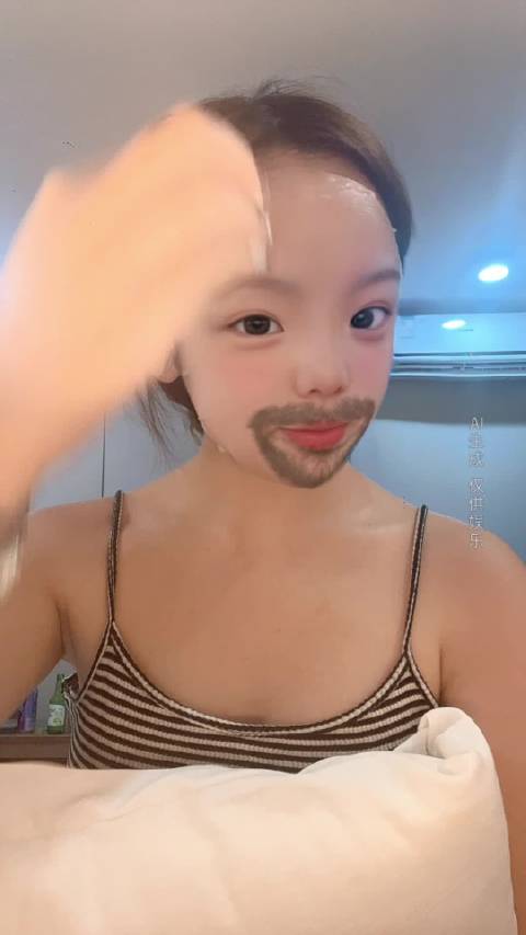 一个萌萌的爱看欢乐颂的小宝宝