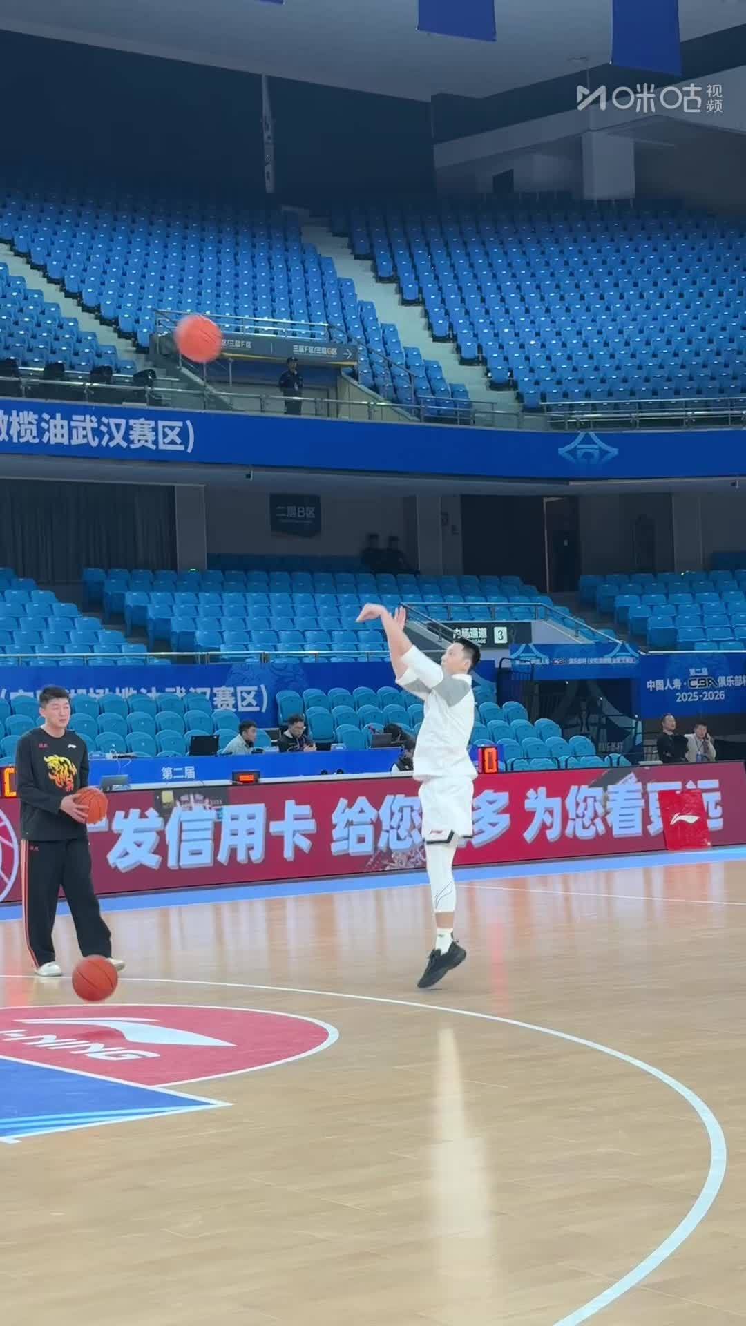 休整好后准备上场！ 胡明轩参加今晚CBA俱乐部杯比赛赛前训练