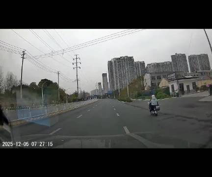 这是什么车主？开的拦路虎啊？