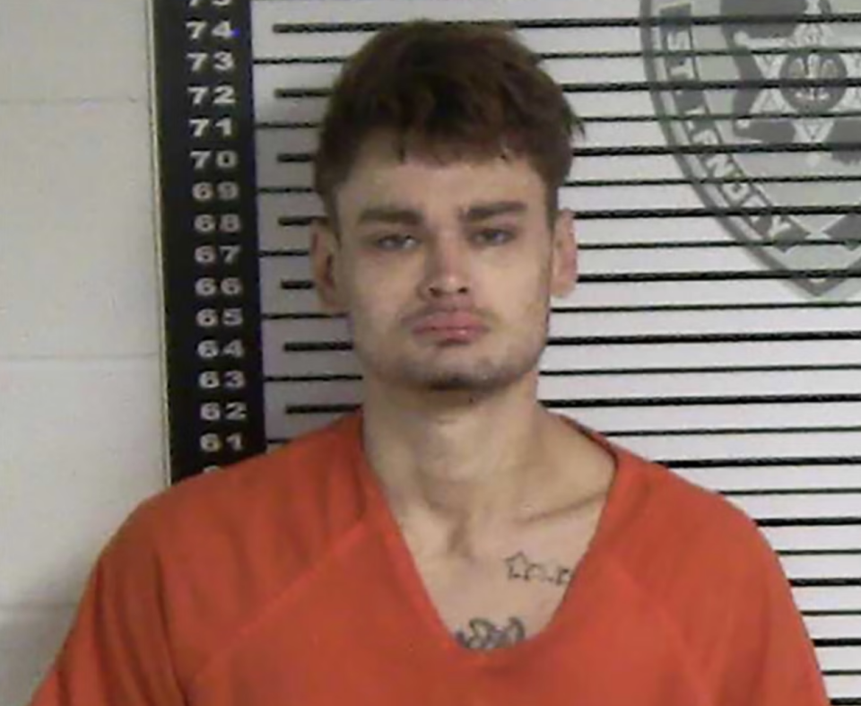 美国3名囚犯拆除老化墙壁的砖块，并用床单翻越围墙越狱，第三名囚犯在被追踪到后自杀