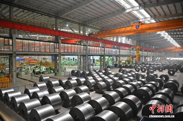 图为广西宏旺新材料科技有限公司的现代化车间内，钢卷被整齐堆放。俞靖 摄