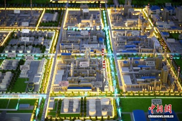 探访揭阳大南海石化工业区龙头项目中国石油广东石化炼化一体化项目。 陈楚红 摄