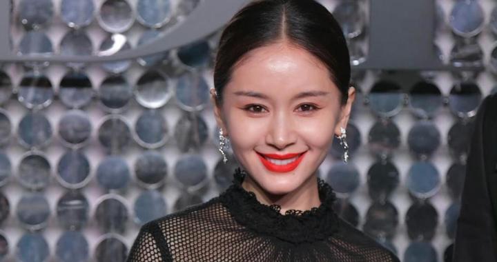 38岁王子文越来越放的开，穿黑色透视连衣裙，个子不高却很有料！