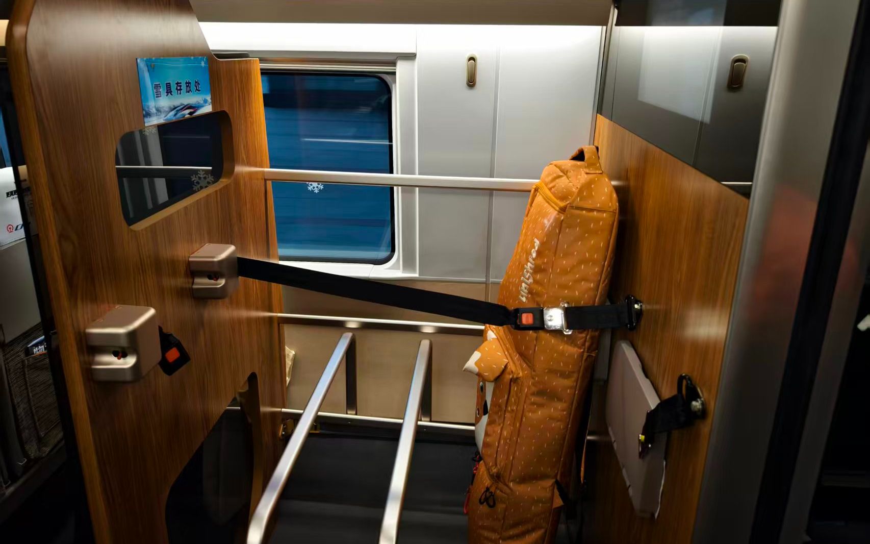 旅客線上預約成功後，可隨車攜帶雪具並存放在列車指定位置，實現人和雪具同行。袁旭冉 攝