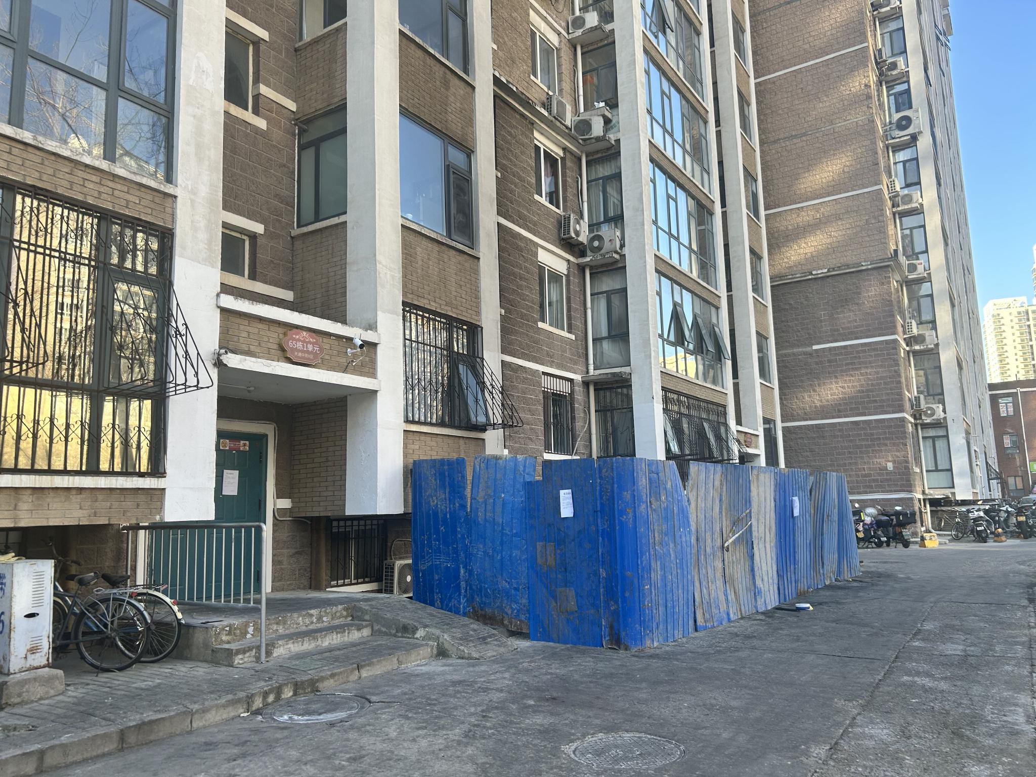 天通中苑65號樓前，起火處已立起施工圍擋。受訪者供圖