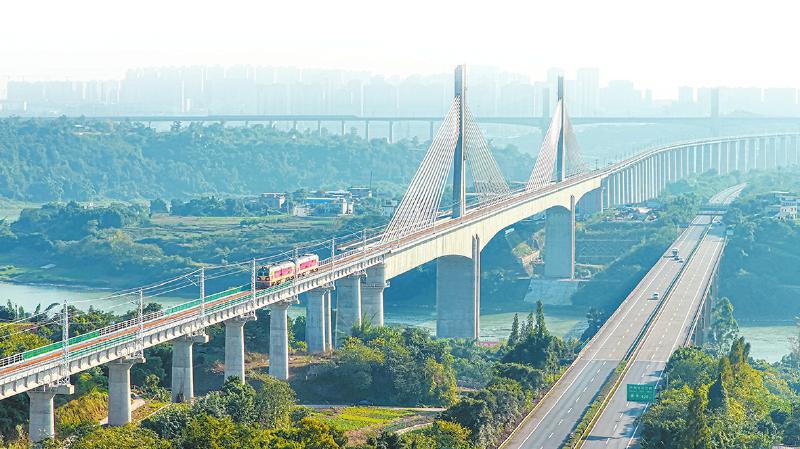 检测车驶过隆泸叙铁路泸州金山沱江铁路大桥。蜀道铁路投资集团供图