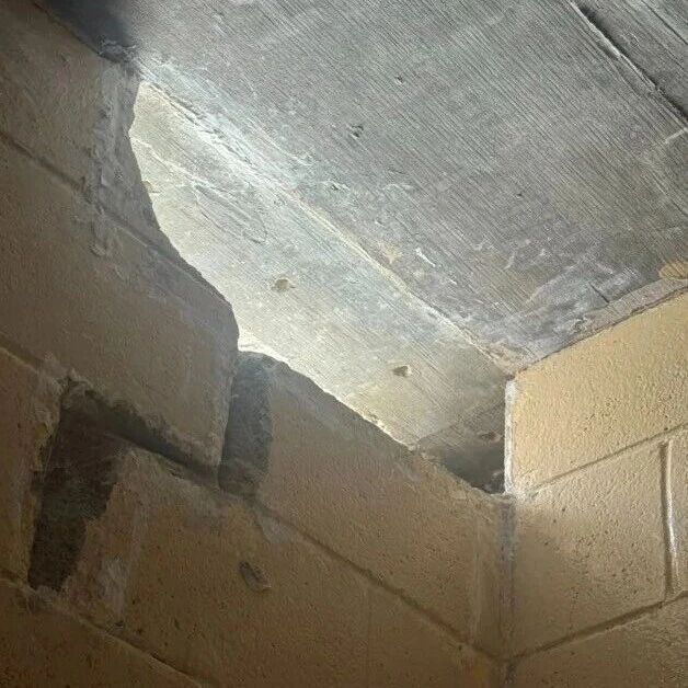 美国监狱上演肖申克的救赎。三名罪犯墙上挖洞，用床单成功越狱