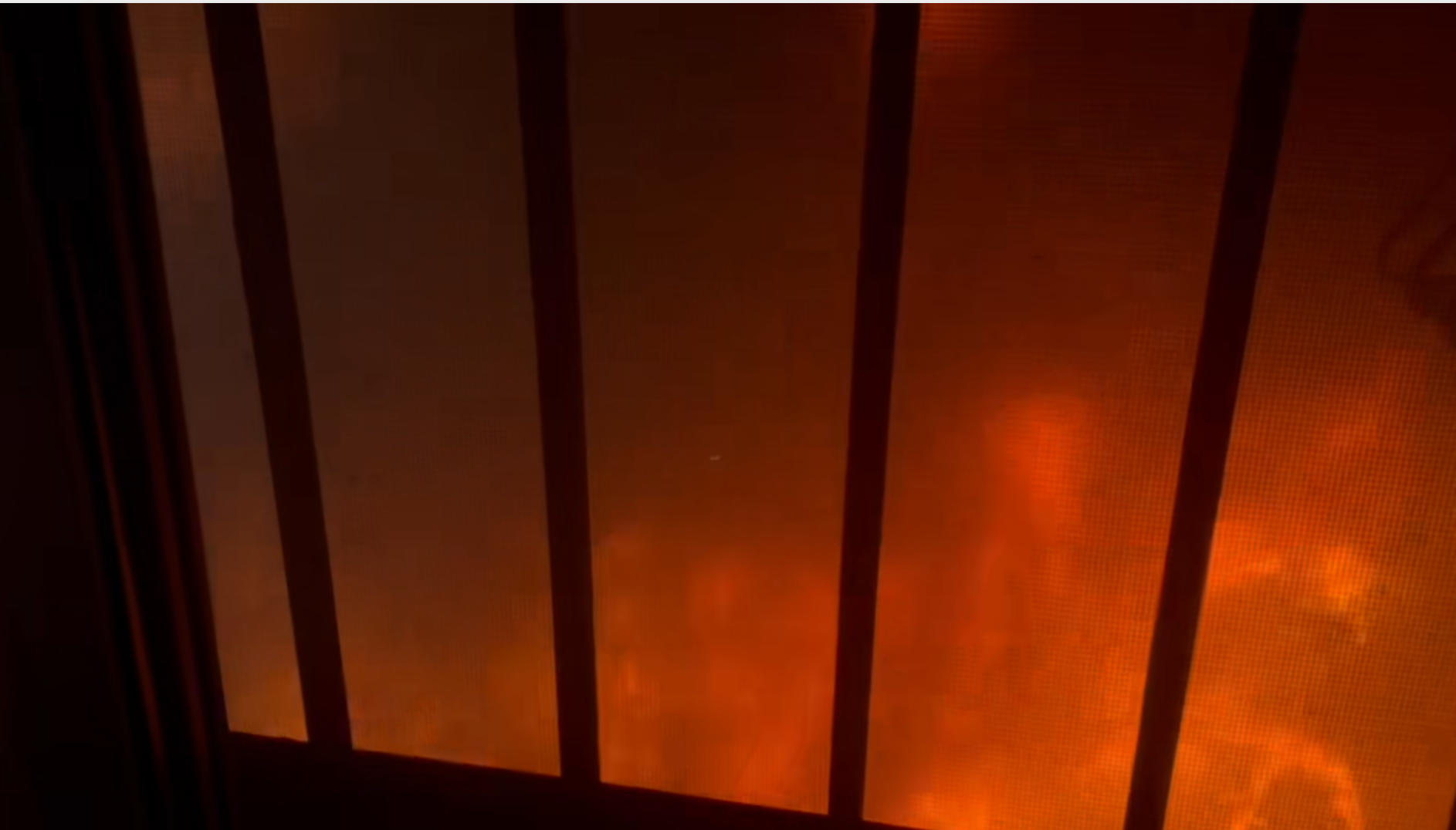 劉女士家，窗外火光熊熊。受訪者供圖