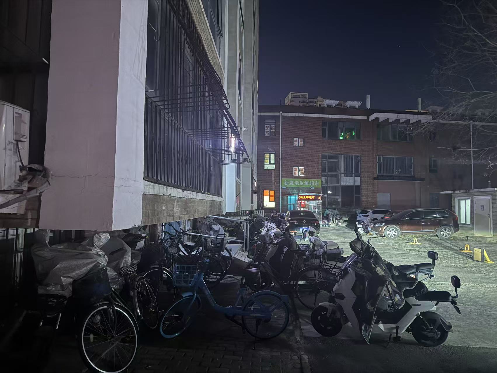 12月7日晚，天通中苑小區，緊貼著居民樓停放的電動車。新京報記者 曹晶瑞 攝