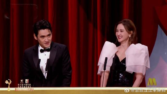真夫妻就是甜，袁弘张歆艺连介绍都在撒糖，甜到掉牙！丨金鸡奖