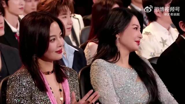 迟早被赵露思笑死！台下偷偷打开钱包数钱，生怕少一张明星