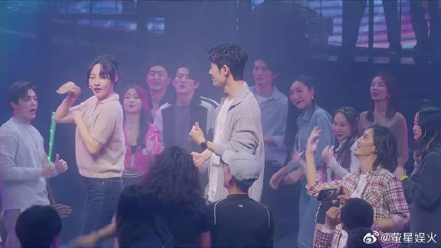 简导嫌酒吧放歌难听，竟跑去换歌，下秒酒吧众人嗨起来