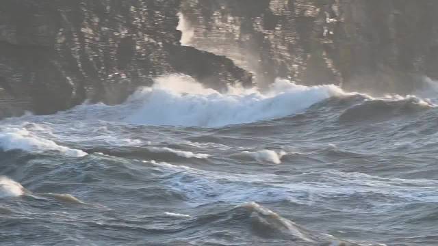 这是在爱尔兰克莱尔郡莫赫悬崖脚下拍摄的