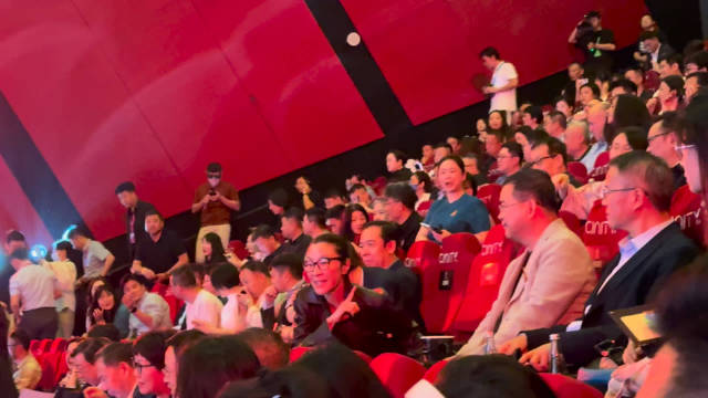 现场，很多影迷来跟杨紫琼合影要签名，全程人超级nice！