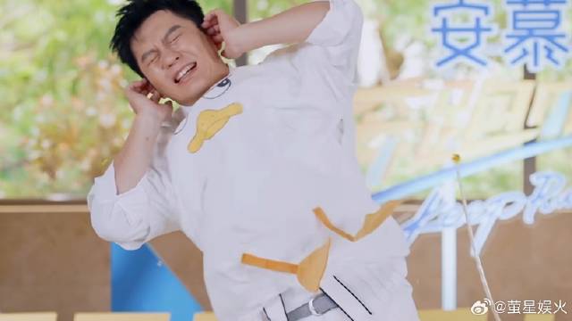 李晨郭艾伦挨个答题 气球突然爆炸太吓人，直接被炸倒了！