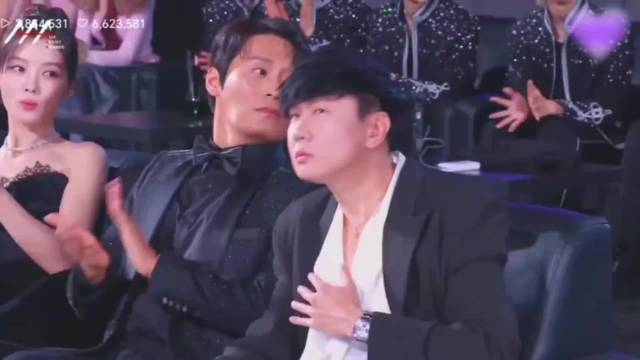 受邀参加典礼没想到还拿了最佳艺人奖