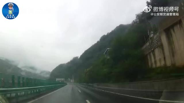 包茂高速越野车雨天失控撞护栏致三人受伤