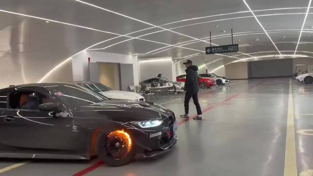 赛车刹车盘突然起火，副驾驶的哥们和现场的人员有点不够意思呀