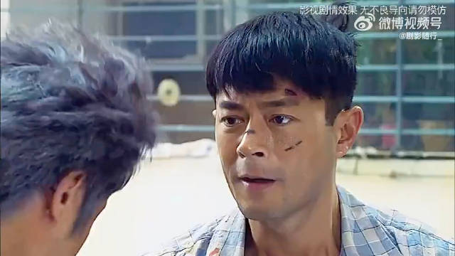 男子发现父亲脱皮可年轻二十岁