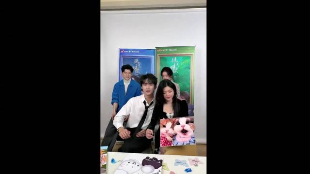 陈妍希周柯宇直播卖萌互动，模仿表情包萌翻观众