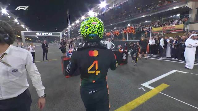 决战过后 兰多与麦克斯、奥斯卡相拥致意